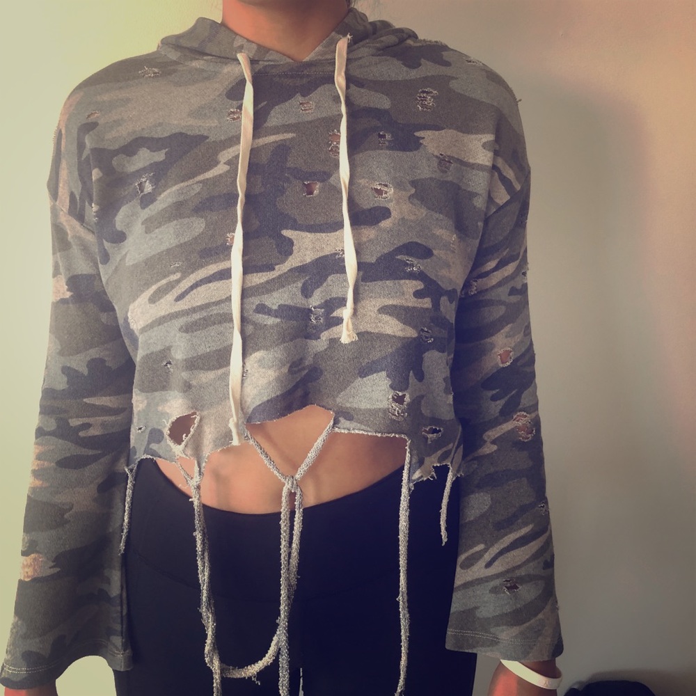 Cropped camo sweatshirt